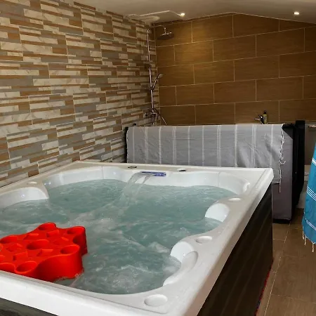 Belle Maison De Vacances, à 1 Minute De La Plage, Avec Terrasse Et Jacuzzi Hébergement de vacances